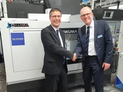 [Translate to Polnisch:] Image of Dr. Dirk Hessel, CEO of Dr. Kaiser, and Andreas Lemaire, Product Manager at Okuma